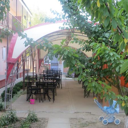 Monte Karlo Hotel Zaliznyy Port Ngoại thất bức ảnh