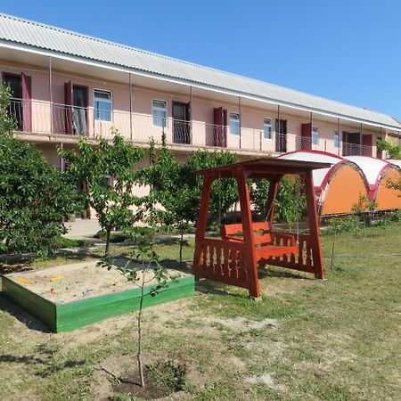 Monte Karlo Hotel Zaliznyy Port Ngoại thất bức ảnh